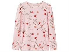 Lyserød bluse med pufærmer og print af røde roser fra Name It 13243139 ballerina